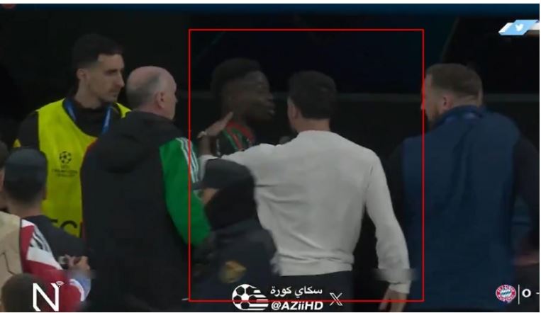 Saka va chạm với Dani Carvajal của Real Madrid