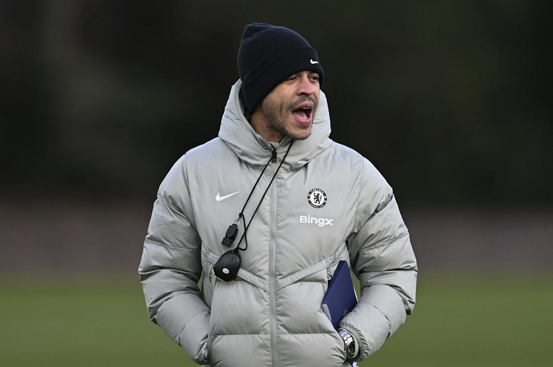 HLV Liam Rosenior chấp nhận sống khách sạn, dồn toàn lực cho Chelsea